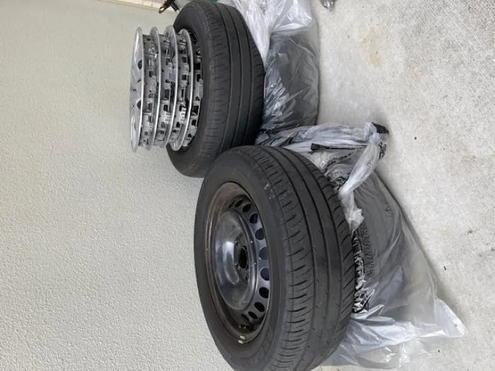ノア　新車外しタイヤ４本１カ月使用205/60R16