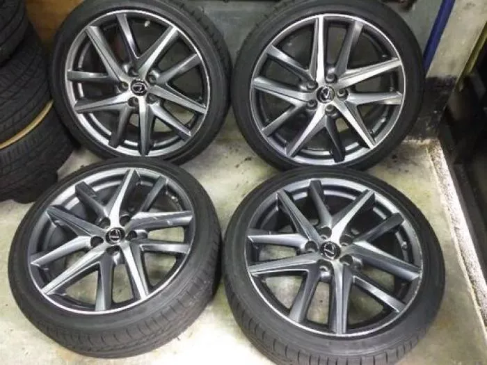 レクサスGS300h純正19インチタイヤホイル