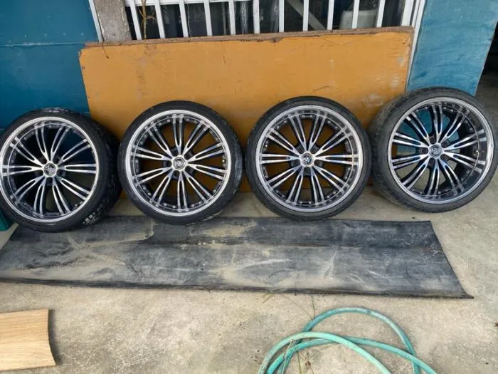 20インチアルミホイール　深リム　ロクサーニ