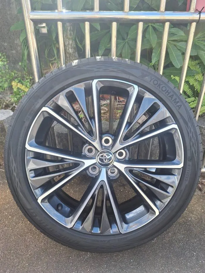 60プリウス純正19インチ ホイールセット タイヤ