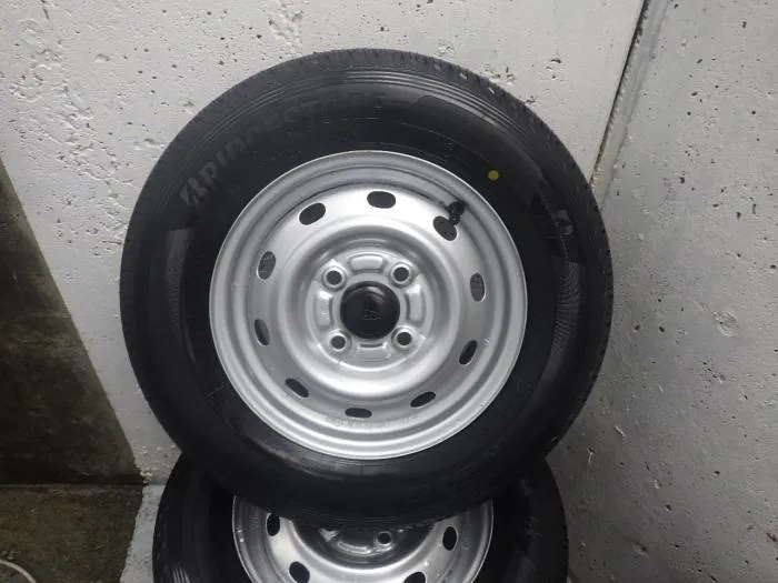 軽トラック及び軽バス用スチールホイル付きタイヤ4本セット