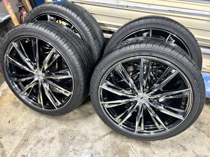 19インチ　225/40R19 ヴォクシー、ノア