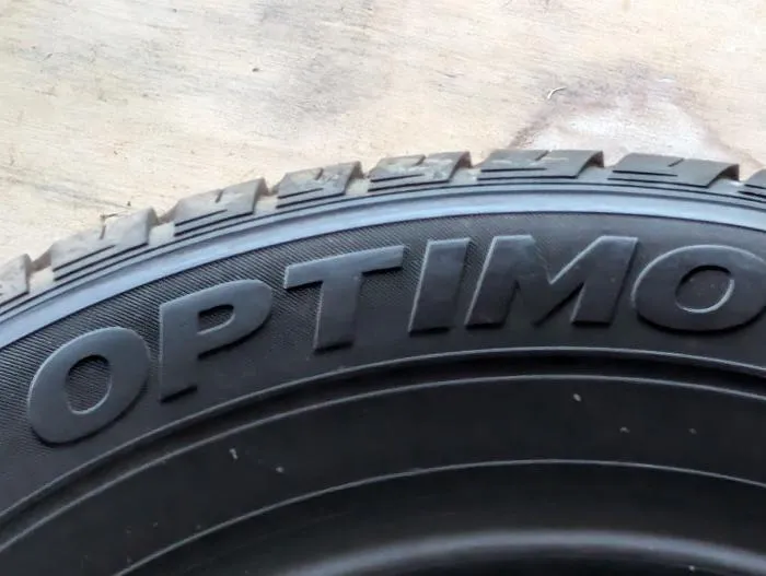 OPTIMO　205 60 R15 未使用タイヤ二本。