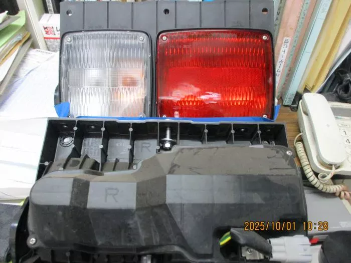 ４ｔ新品テールランプ・左右