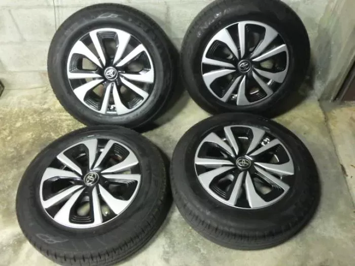 50プリウス純正15インチタイヤホイル