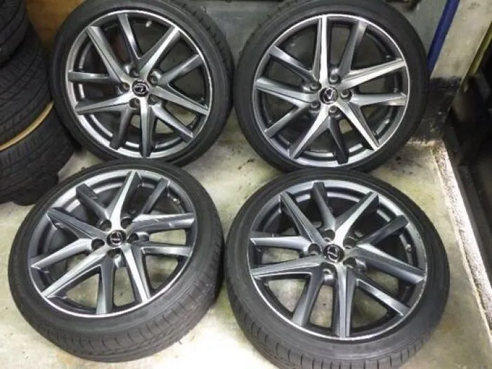 レクサスGS300h(後期)純正19インチタイヤホイル