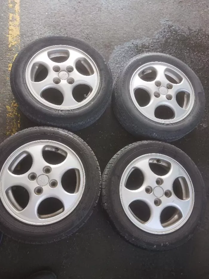 中古タイヤ　ダイハツアルミホイール　四本セット