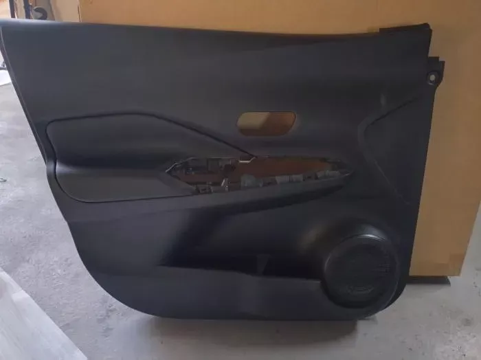 日産キックス・フロントドア内張(左右)