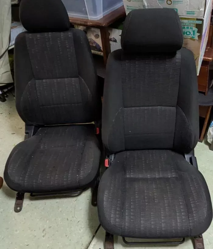 アルテッツァ純正フロントシート左右です。 