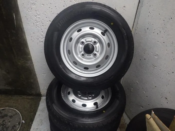 軽トラック及び軽バス用スチールホイル付きタイヤ4本セット