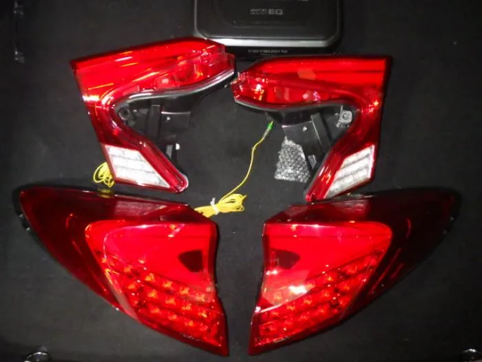 C-HR（前期）用　ヴァレンティ　テールレンズ（レッド）