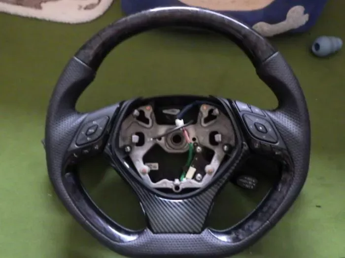 トヨタ　C-HR用　レーザー＆ウッドコンビLAMBO製ステア