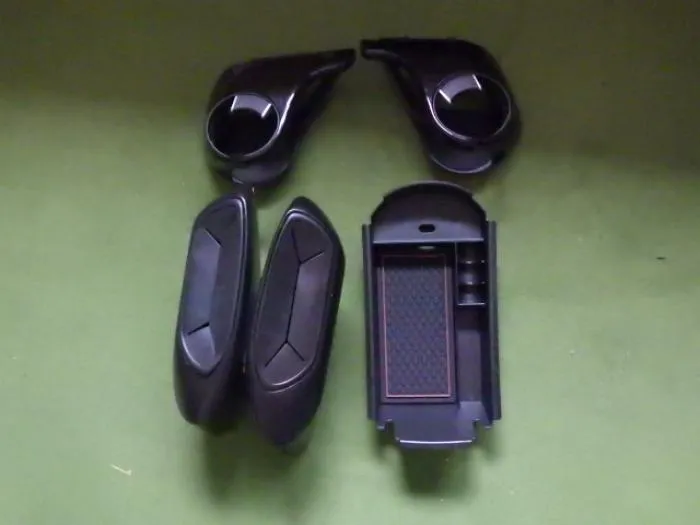 トヨタ　C-HR用ドリンクホルダー＆ダストボックス